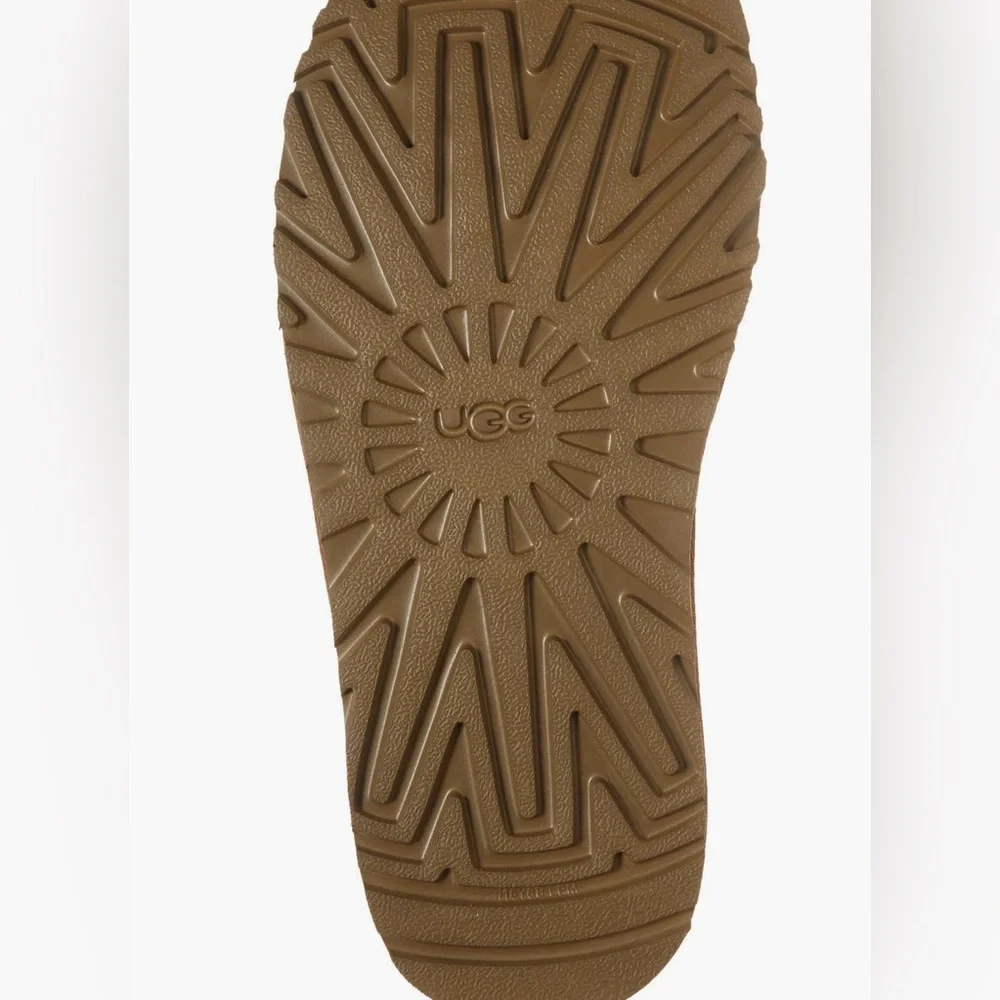 UGG Neumel Chukka Boots in Chestnut Size 9